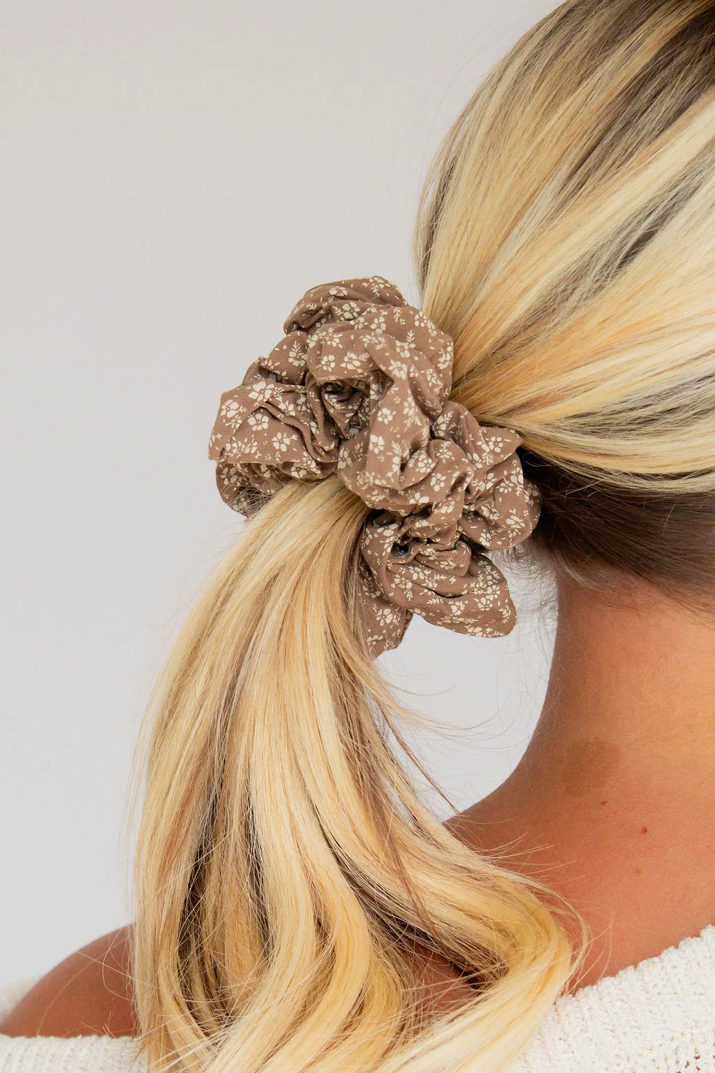 Neutral Floral Jumbo Scrunchie - Image 5