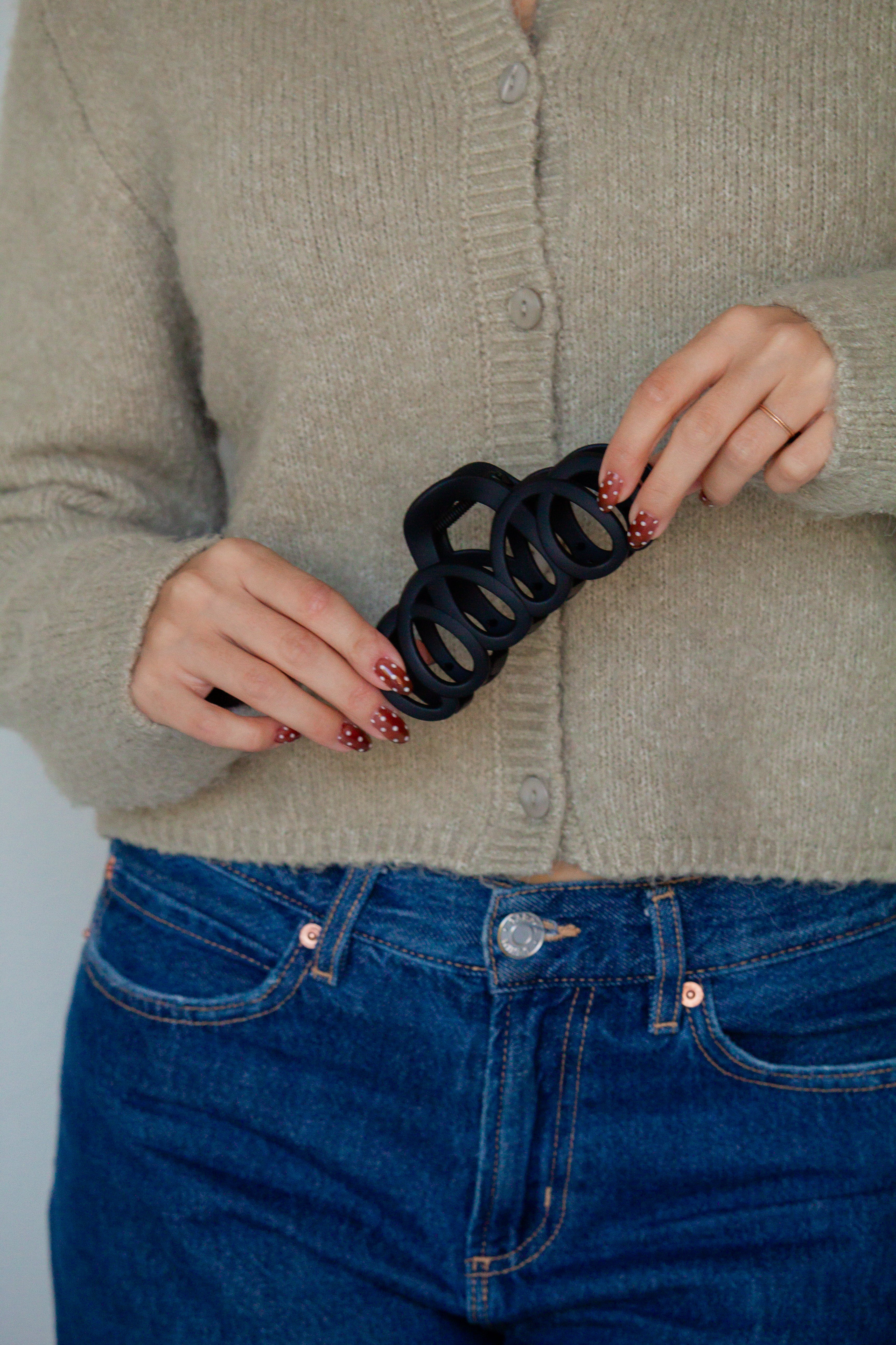 Matte Looped Claw Clip - Image 10